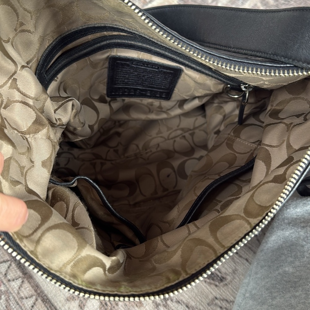 Elegant Coach Black Leather Shoulder Bag - Picture 4 of 12